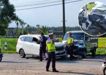Petugas kepolisian melakukan penanganan di lokasi kecelakaan antara pick up Daihatsu Grand Max dan minibus Daihatsu Sigra di Jalan Daendels, Galur, Kulon Progo, Minggu (3/5/2026) siang. Kecelakaan diduga terjadi akibat salah satu kendaraan melewati marka tengah, menyebabkan tabrakan dari arah berlawanan.