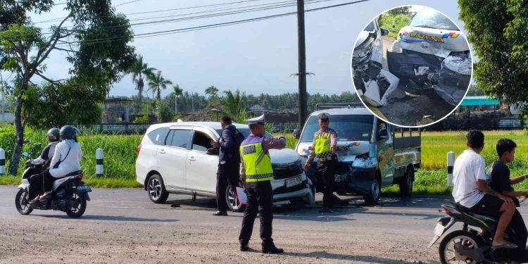 Petugas kepolisian melakukan penanganan di lokasi kecelakaan antara pick up Daihatsu Grand Max dan minibus Daihatsu Sigra di Jalan Daendels, Galur, Kulon Progo, Minggu (3/5/2026) siang. Kecelakaan diduga terjadi akibat salah satu kendaraan melewati marka tengah, menyebabkan tabrakan dari arah berlawanan.