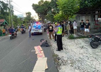 Petugas kepolisian melakukan penanganan di lokasi kecelakaan lalu lintas di Jalan Karangjati, Dusun Gedongan, Bangunjiwo, Kasihan, Bantul, Jumat (1/5/2026). Insiden yang melibatkan dua sepeda motor tersebut mengakibatkan satu pengendara meninggal dunia di tempat kejadian.