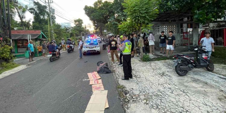 Petugas kepolisian melakukan penanganan di lokasi kecelakaan lalu lintas di Jalan Karangjati, Dusun Gedongan, Bangunjiwo, Kasihan, Bantul, Jumat (1/5/2026). Insiden yang melibatkan dua sepeda motor tersebut mengakibatkan satu pengendara meninggal dunia di tempat kejadian.