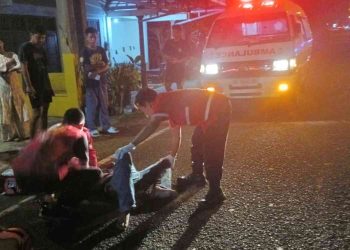 Petugas medis mengevakuasi korban kecelakaan lalu lintas tunggal di Jalan Parangtritis, tepatnya di Tikungan Duwuran, Parangtritis, Kretek, Bantul, Sabtu (9/5/2026) dini hari. Kecelakaan yang melibatkan sepeda motor Yamaha Vixion tersebut menyebabkan satu orang meninggal dunia dan satu lainnya mengalami cedera kepala berat