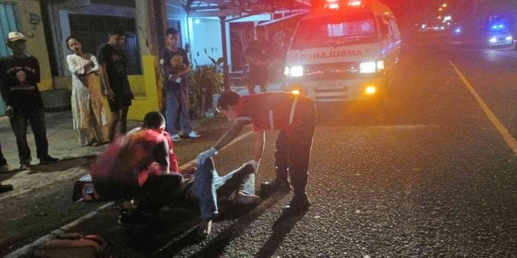 Petugas medis mengevakuasi korban kecelakaan lalu lintas tunggal di Jalan Parangtritis, tepatnya di Tikungan Duwuran, Parangtritis, Kretek, Bantul, Sabtu (9/5/2026) dini hari. Kecelakaan yang melibatkan sepeda motor Yamaha Vixion tersebut menyebabkan satu orang meninggal dunia dan satu lainnya mengalami cedera kepala berat