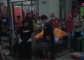 Petugas gabungan mengevakuasi jenazah pria yang ditemukan di kamar mandi Masjid UNUS, Padukuhan Degan I, Kalurahan Banjararum, Kalibawang, Kulon Progo, Senin (4/5/2026) sore.