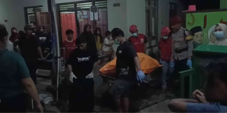 Petugas gabungan mengevakuasi jenazah pria yang ditemukan di kamar mandi Masjid UNUS, Padukuhan Degan I, Kalurahan Banjararum, Kalibawang, Kulon Progo, Senin (4/5/2026) sore.