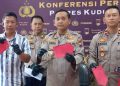 Caption Gambar: Kapolres Kudus AKBP Heru Dwi Purnomo (tengah) bersama jajaran menunjukkan barang bukti hasil pengungkapan kasus perampokan terhadap seorang lansia di Desa Loram Wetan, Kecamatan Jati, Kabupaten Kudus, Jumat (29/5/2026). Polisi berhasil menangkap pelaku yang merupakan tetangga korban dalam waktu kurang dari 24 jam setelah kejadian, dengan petunjuk utama berupa obeng yang tertinggal di lokasi perampokan. Foto: Polres Kudus. Alternatif caption SEO-friendly: Polres Kudus menggelar konferensi pers pengungkapan kasus perampokan nenek berusia 73 tahun di Desa Loram Wetan, Kecamatan Jati, Kudus, Jumat (29/5/2026). Pelaku yang merupakan tetangga korban berhasil ditangkap kurang dari 24 jam setelah kejadian. Polisi mengamankan sejumlah barang bukti, termasuk perhiasan emas dan obeng yang menjadi kunci terungkapnya kasus tersebut. Foto: Polres Kudus.