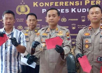 Caption Gambar: Kapolres Kudus AKBP Heru Dwi Purnomo (tengah) bersama jajaran menunjukkan barang bukti hasil pengungkapan kasus perampokan terhadap seorang lansia di Desa Loram Wetan, Kecamatan Jati, Kabupaten Kudus, Jumat (29/5/2026). Polisi berhasil menangkap pelaku yang merupakan tetangga korban dalam waktu kurang dari 24 jam setelah kejadian, dengan petunjuk utama berupa obeng yang tertinggal di lokasi perampokan. Foto: Polres Kudus. Alternatif caption SEO-friendly: Polres Kudus menggelar konferensi pers pengungkapan kasus perampokan nenek berusia 73 tahun di Desa Loram Wetan, Kecamatan Jati, Kudus, Jumat (29/5/2026). Pelaku yang merupakan tetangga korban berhasil ditangkap kurang dari 24 jam setelah kejadian. Polisi mengamankan sejumlah barang bukti, termasuk perhiasan emas dan obeng yang menjadi kunci terungkapnya kasus tersebut. Foto: Polres Kudus.