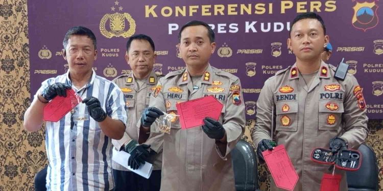 Caption Gambar: Kapolres Kudus AKBP Heru Dwi Purnomo (tengah) bersama jajaran menunjukkan barang bukti hasil pengungkapan kasus perampokan terhadap seorang lansia di Desa Loram Wetan, Kecamatan Jati, Kabupaten Kudus, Jumat (29/5/2026). Polisi berhasil menangkap pelaku yang merupakan tetangga korban dalam waktu kurang dari 24 jam setelah kejadian, dengan petunjuk utama berupa obeng yang tertinggal di lokasi perampokan. Foto: Polres Kudus. Alternatif caption SEO-friendly: Polres Kudus menggelar konferensi pers pengungkapan kasus perampokan nenek berusia 73 tahun di Desa Loram Wetan, Kecamatan Jati, Kudus, Jumat (29/5/2026). Pelaku yang merupakan tetangga korban berhasil ditangkap kurang dari 24 jam setelah kejadian. Polisi mengamankan sejumlah barang bukti, termasuk perhiasan emas dan obeng yang menjadi kunci terungkapnya kasus tersebut. Foto: Polres Kudus.
