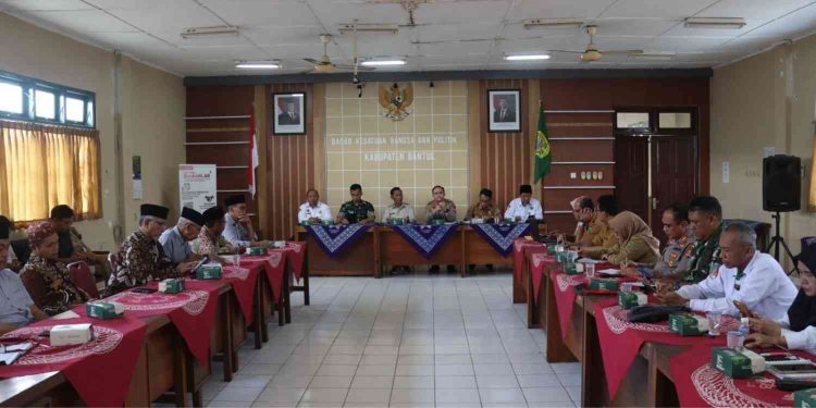 Rapat koordinasi penanganan dinamika sosial terkait aktivitas ibadah GMS Bantul digelar di Kantor Kesbangpol Kabupaten Bantul, Senin (25/5/2026). Pertemuan tersebut melibatkan Polda DIY, Pemkab Bantul, Kemenag, TNI, Kejaksaan, FKUB, Kesbangpol, serta perwakilan pihak terkait guna menjaga kondusivitas dan mencari solusi sesuai regulasi yang berlaku.