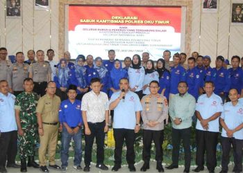 Sarasehan dan tasyakuran Hari Buruh Internasional (May Day) 2026 di Aula Wicaksana Laghawa Polres OKU Timur, Selasa (5/5/2026), dihadiri Kapolres OKU Timur AKBP Adik Listiyono, Bupati OKU Timur Lanosin Hamzah, serta perwakilan serikat buruh dan unsur Forkopimda. Kegiatan ini dirangkaikan dengan deklarasi Sabuk Kamtibmas sebagai komitmen bersama menjaga situasi aman dan kondusif di wilayah OKU Timur.