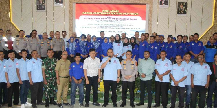 Sarasehan dan tasyakuran Hari Buruh Internasional (May Day) 2026 di Aula Wicaksana Laghawa Polres OKU Timur, Selasa (5/5/2026), dihadiri Kapolres OKU Timur AKBP Adik Listiyono, Bupati OKU Timur Lanosin Hamzah, serta perwakilan serikat buruh dan unsur Forkopimda. Kegiatan ini dirangkaikan dengan deklarasi Sabuk Kamtibmas sebagai komitmen bersama menjaga situasi aman dan kondusif di wilayah OKU Timur.