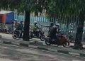 Sejumlah pelajar berboncengan sepeda motor melintas di kawasan Jalan Andong, Gondokusuman, Yogyakarta, Selasa (20/5/2026). Polisi menyebut kelompok pelajar tersebut diduga melakukan provokasi dengan membunyikan klakson, berteriak, dan menyalakan kembang api sebelum akhirnya meninggalkan lokasi. Tidak ada korban dalam kejadian tersebut.
