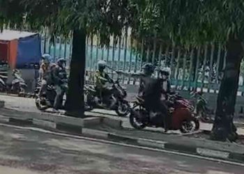 Sejumlah pelajar berboncengan sepeda motor melintas di kawasan Jalan Andong, Gondokusuman, Yogyakarta, Selasa (20/5/2026). Polisi menyebut kelompok pelajar tersebut diduga melakukan provokasi dengan membunyikan klakson, berteriak, dan menyalakan kembang api sebelum akhirnya meninggalkan lokasi. Tidak ada korban dalam kejadian tersebut.