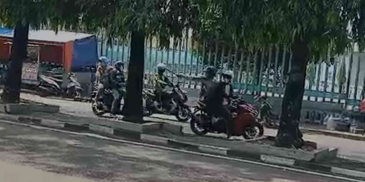 Sejumlah pelajar berboncengan sepeda motor melintas di kawasan Jalan Andong, Gondokusuman, Yogyakarta, Selasa (20/5/2026). Polisi menyebut kelompok pelajar tersebut diduga melakukan provokasi dengan membunyikan klakson, berteriak, dan menyalakan kembang api sebelum akhirnya meninggalkan lokasi. Tidak ada korban dalam kejadian tersebut.