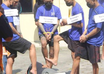 Sejumlah tersangka memperagakan adegan rekonstruksi kasus kematian remaja berinisial IDS (16) di Mapolres Bantul, Selasa (12/5/2026). Dalam rekonstruksi yang menghadirkan delapan tersangka tersebut, polisi memperagakan sekitar 40 adegan untuk mengungkap kronologi lengkap dugaan pengeroyokan dan penyiksaan yang menewaskan korban.