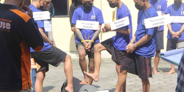 Sejumlah tersangka memperagakan adegan rekonstruksi kasus kematian remaja berinisial IDS (16) di Mapolres Bantul, Selasa (12/5/2026). Dalam rekonstruksi yang menghadirkan delapan tersangka tersebut, polisi memperagakan sekitar 40 adegan untuk mengungkap kronologi lengkap dugaan pengeroyokan dan penyiksaan yang menewaskan korban.