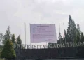 Spanduk Surat Permohonan Maaf berukuran jumbo terbentang di Bundaran UGM