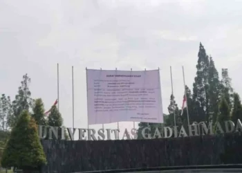Spanduk Surat Permohonan Maaf berukuran jumbo terbentang di Bundaran UGM