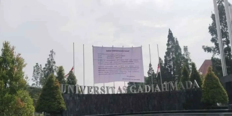 Spanduk Surat Permohonan Maaf berukuran jumbo terbentang di Bundaran UGM
