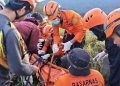 Tim SAR gabungan melakukan proses evakuasi pendaki yang tersambar petir di puncak Gunung Monrolo, Kabupaten Maros, Sulawesi Selatan, Senin (25/5/2026). Evakuasi berlangsung dramatis karena medan gunung yang curam, berbatu, dan licin usai diguyur hujan. Satu pendaki dilaporkan meninggal dunia, sementara empat lainnya selamat.