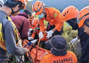 Tim SAR gabungan melakukan proses evakuasi pendaki yang tersambar petir di puncak Gunung Monrolo, Kabupaten Maros, Sulawesi Selatan, Senin (25/5/2026). Evakuasi berlangsung dramatis karena medan gunung yang curam, berbatu, dan licin usai diguyur hujan. Satu pendaki dilaporkan meninggal dunia, sementara empat lainnya selamat.