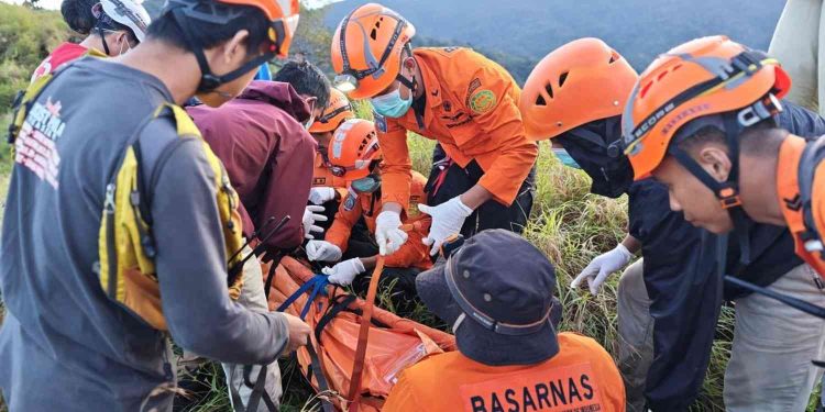Tim SAR gabungan melakukan proses evakuasi pendaki yang tersambar petir di puncak Gunung Monrolo, Kabupaten Maros, Sulawesi Selatan, Senin (25/5/2026). Evakuasi berlangsung dramatis karena medan gunung yang curam, berbatu, dan licin usai diguyur hujan. Satu pendaki dilaporkan meninggal dunia, sementara empat lainnya selamat.