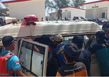 Tim gabungan Basarnas, relawan SAR, Polair, dan kepolisian mengevakuasi jenazah nelayan korban kecelakaan laut perahu terbalik di kawasan Pantai Pandansimo, Bantul, Kamis (14/5/2026). Korban sebelumnya dilaporkan hilang setelah insiden perahu tenggelam di Pantai Baru sehari sebelumnya.