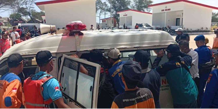 Tim gabungan Basarnas, relawan SAR, Polair, dan kepolisian mengevakuasi jenazah nelayan korban kecelakaan laut perahu terbalik di kawasan Pantai Pandansimo, Bantul, Kamis (14/5/2026). Korban sebelumnya dilaporkan hilang setelah insiden perahu tenggelam di Pantai Baru sehari sebelumnya.