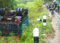 Truk Mitsubishi bernomor polisi H-9251-KE terbalik usai mengalami kecelakaan tunggal di Jalan Imogiri–Mangunan, tepatnya di kawasan tanjakan Song Be Susong, Giriloyo, Wukirsari, Imogiri, Bantul, Jumat (22/5/2026). Insiden terjadi saat hujan mengguyur wilayah tersebut, diduga akibat kendaraan selip hingga menghantam pembatas jalan dan terperosok ke sisi utara jalan. Pengemudi dilaporkan selamat tanpa mengalami luka.