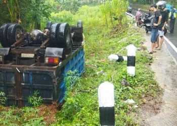Truk Mitsubishi bernomor polisi H-9251-KE terbalik usai mengalami kecelakaan tunggal di Jalan Imogiri–Mangunan, tepatnya di kawasan tanjakan Song Be Susong, Giriloyo, Wukirsari, Imogiri, Bantul, Jumat (22/5/2026). Insiden terjadi saat hujan mengguyur wilayah tersebut, diduga akibat kendaraan selip hingga menghantam pembatas jalan dan terperosok ke sisi utara jalan. Pengemudi dilaporkan selamat tanpa mengalami luka.