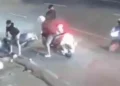 Viral video yang memperlihatkan tiga orang berboncengan sepeda motor terpental setelah menabrak tiang di pinggir jalan saat kabur dari kejaran kelompok bersenjata tajam di Tambora. (Foto: Tangkapan layar di media sosial).