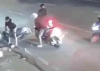 Viral video yang memperlihatkan tiga orang berboncengan sepeda motor terpental setelah menabrak tiang di pinggir jalan saat kabur dari kejaran kelompok bersenjata tajam di Tambora. (Foto: Tangkapan layar di media sosial).