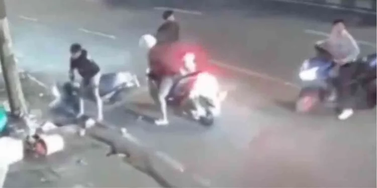 Viral video yang memperlihatkan tiga orang berboncengan sepeda motor terpental setelah menabrak tiang di pinggir jalan saat kabur dari kejaran kelompok bersenjata tajam di Tambora. (Foto: Tangkapan layar di media sosial).