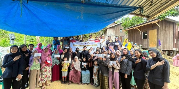 Polwan dan Bhayangkari Polda Kaltim Salurkan Bantuan Sosial di Sepinggan Raya