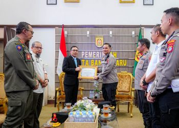 Pemko Banjarbaru Berikan Penghargaan kepada Polres atas Aplikasi “CANGKAL”