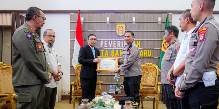 Pemko Banjarbaru Berikan Penghargaan kepada Polres atas Aplikasi “CANGKAL”