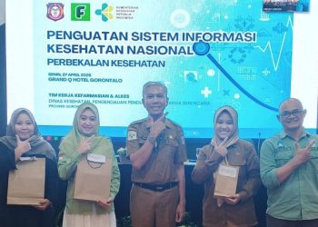 Dinkes Gorontalo Anugerahkan Penghargaan kepada Petugas SMILE Terbaik