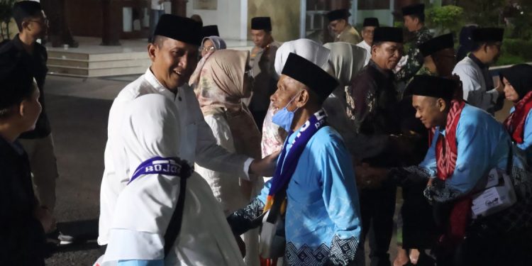 Bupati Bojonegoro Lepas 432 Calon Jemaah Haji, Tekankan Pentingnya Kesehatan dan Ibadah