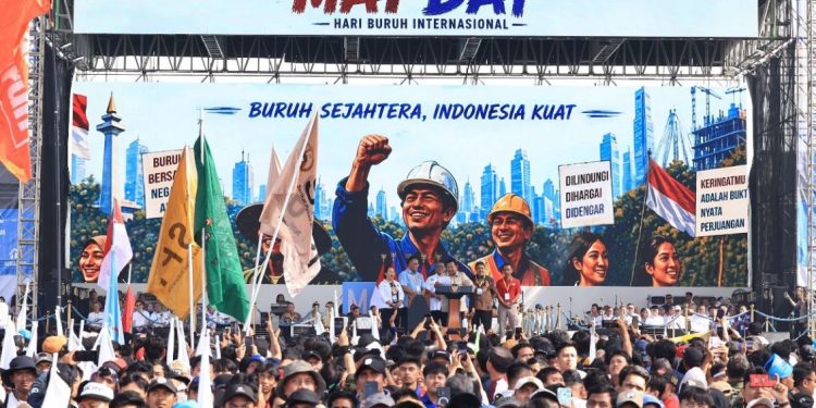 Polri Berikan Penghargaan kepada Buruh atas Aksi Tertib di Hari Buruh Internasional