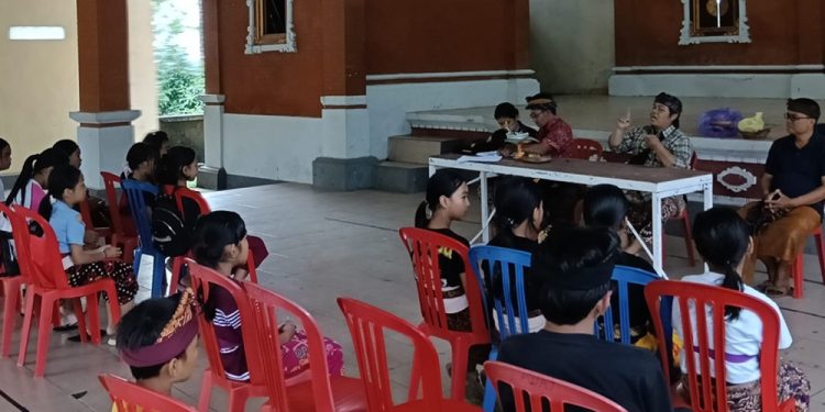 Sekolah Adat Manik Empul Hidupkan Kembali Bahasa Pedawa untuk Generasi Muda