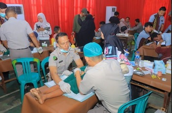 Peringatan May Day di Lampung Diwarnai Kegiatan Sosial oleh Polisi