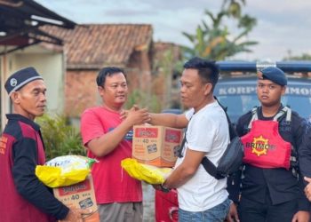 Brimob Polda Jambi Salurkan Bantuan untuk Korban Banjir di Muaro Jambi