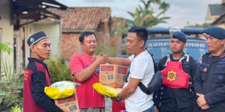Brimob Polda Jambi Salurkan Bantuan untuk Korban Banjir di Muaro Jambi