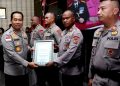Kapolda NTT Berikan Penghargaan kepada Empat Personel Brimob atas Pembangunan Jembatan