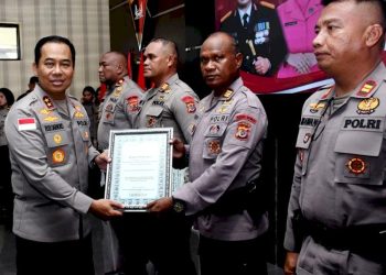 Kapolda NTT Berikan Penghargaan kepada Empat Personel Brimob atas Pembangunan Jembatan