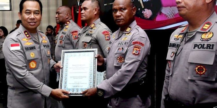 Kapolda NTT Berikan Penghargaan kepada Empat Personel Brimob atas Pembangunan Jembatan