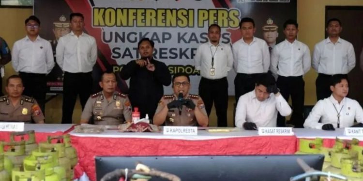 Dua Tersangka Pengoplos LPG Nonsubsidi Ditangkap Polresta Sidoarjo
