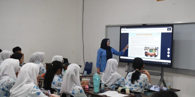 Pemerintah Pastikan Kesejahteraan Guru Non-ASN dengan Penataan Bertahap