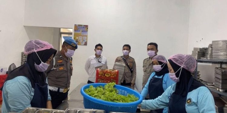 Polres Pesawaran Salurkan 3.197 Porsi Makanan Bergizi dalam Program Ketahanan Pangan