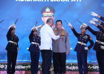 Kapolri Dapat Penghargaan Adhi Bhakti Senapati, Dorong Sinergi Keamanan Siber
