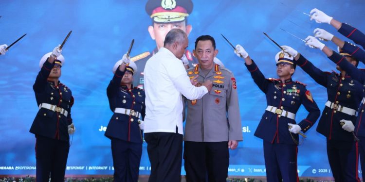 Kapolri Dapat Penghargaan Adhi Bhakti Senapati, Dorong Sinergi Keamanan Siber